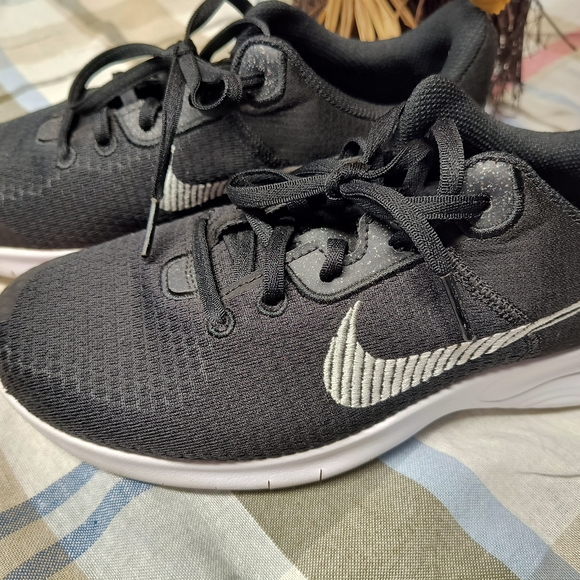 Nike Women's Black Athletic Shoes - Picture 3 of 3